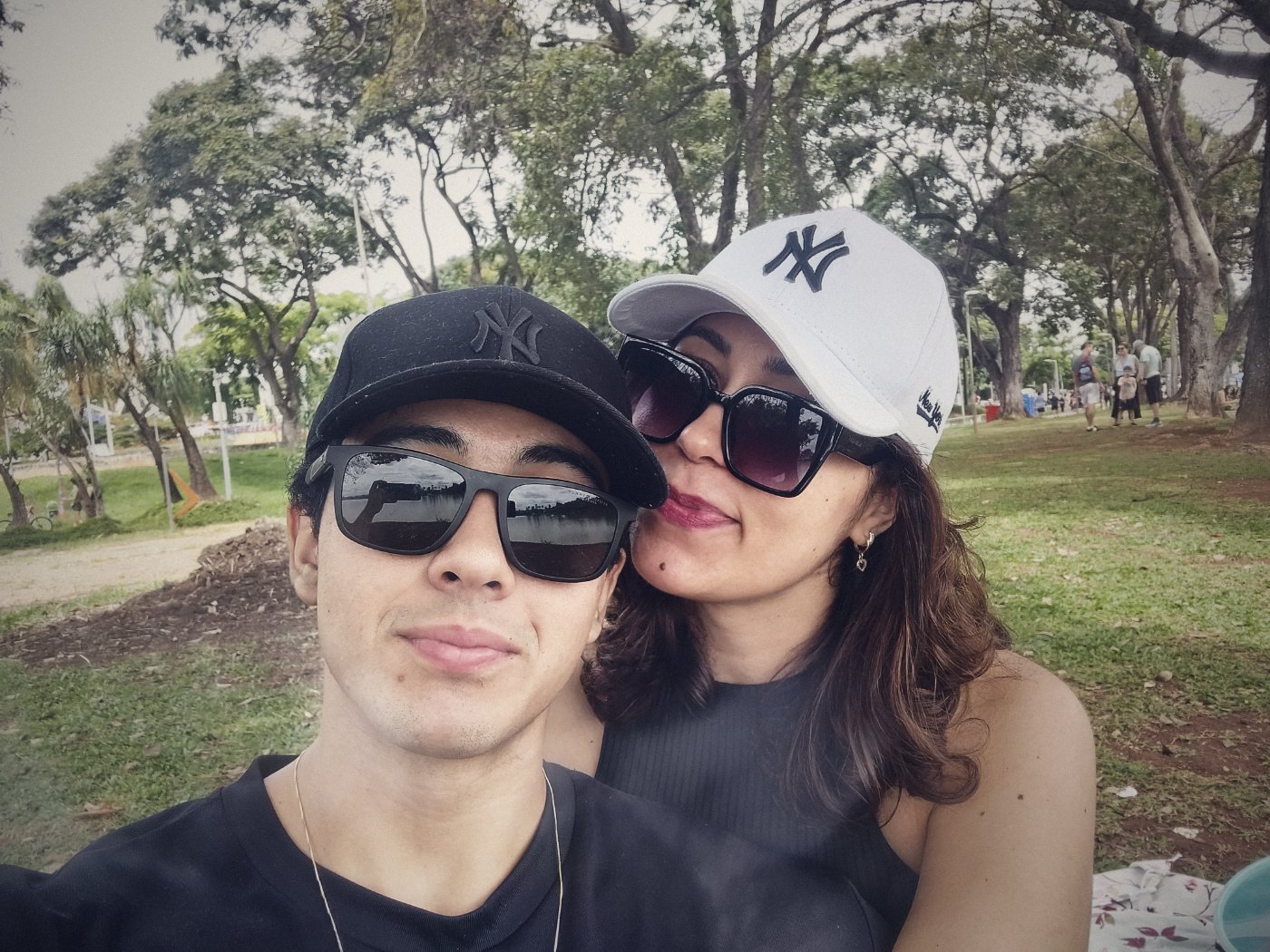 Você me dando um beijo no rosto, no parque