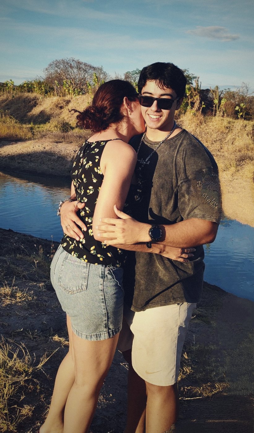 Você me dando um beijo no rosto na beira da lagoa, no fim de tarde