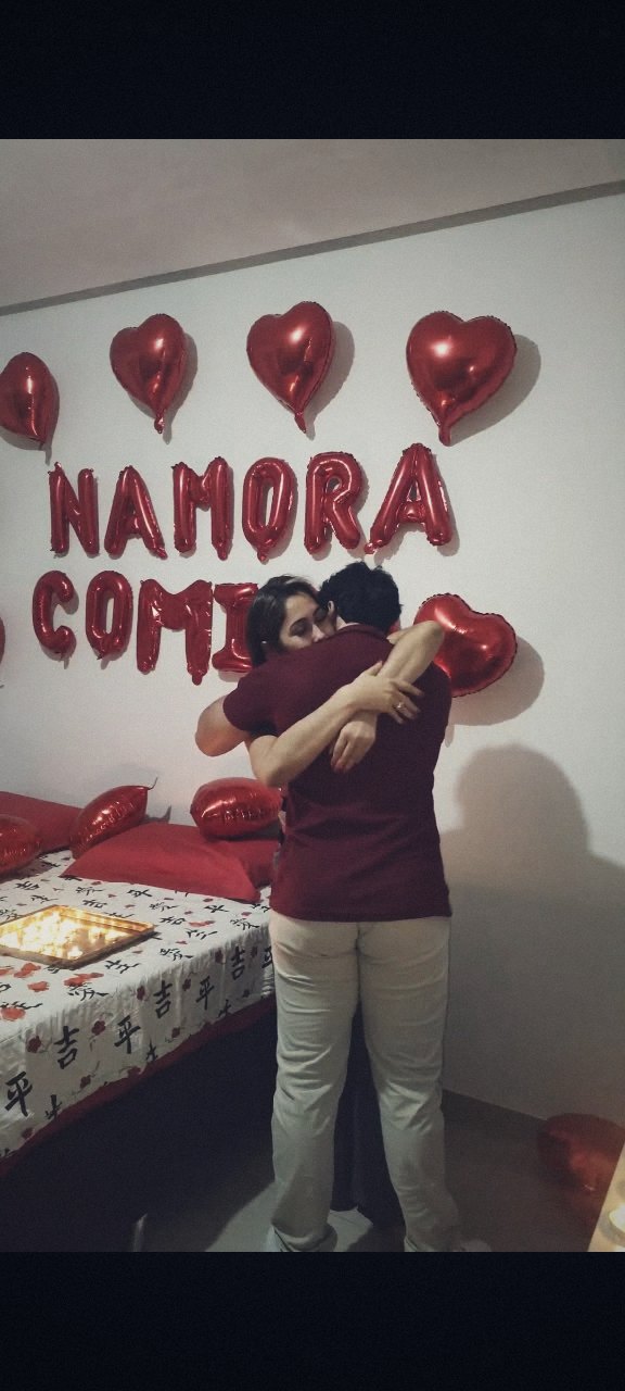 Nós dois abraçados na frente dos balões escritos namora comigo