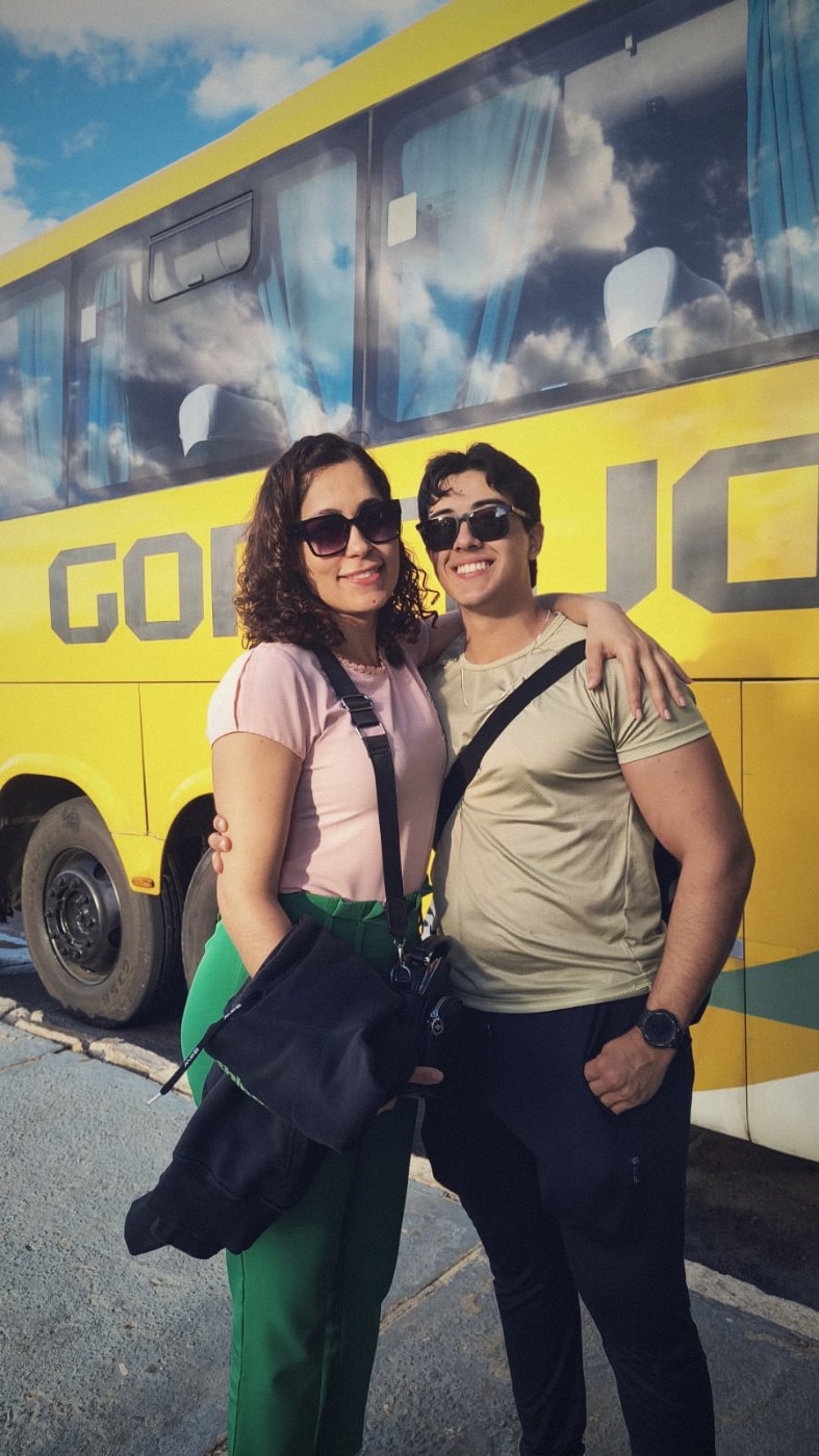 Nós dois na rodoviária, na frente do ônibus
