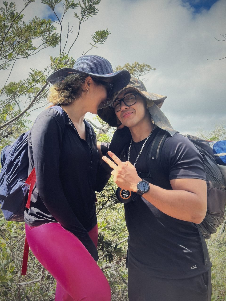 Nós dois na trilha da serra, de chapéu