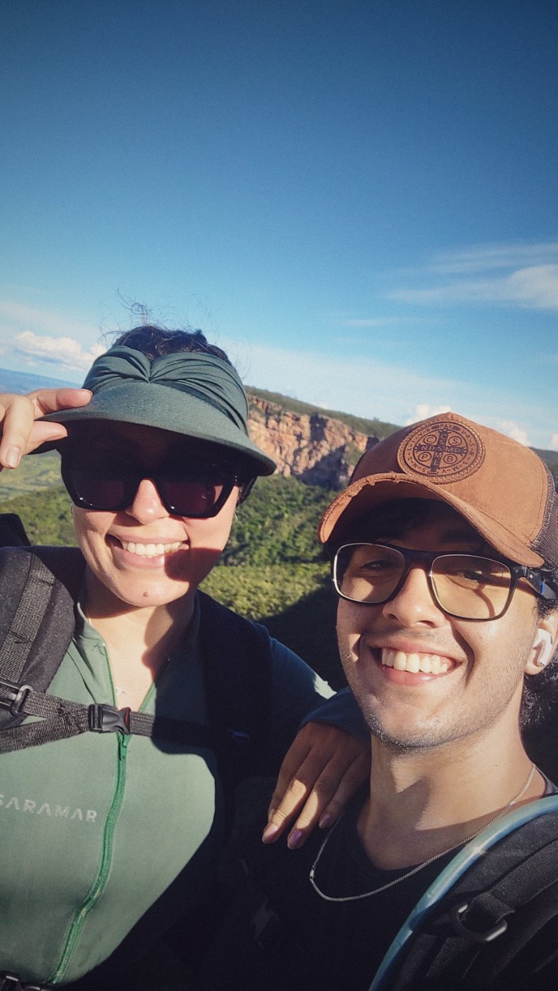 Nós dois rindo no alto da serra